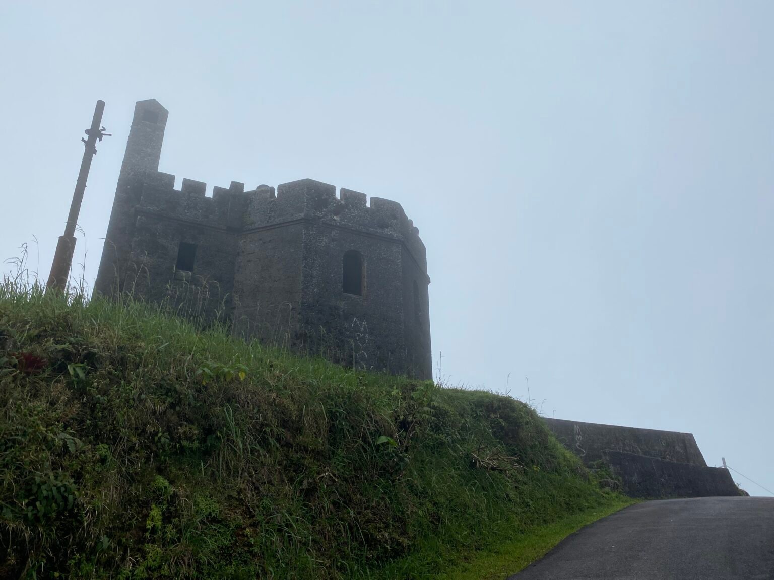 la torre de observación pico el yunque en un día nublado