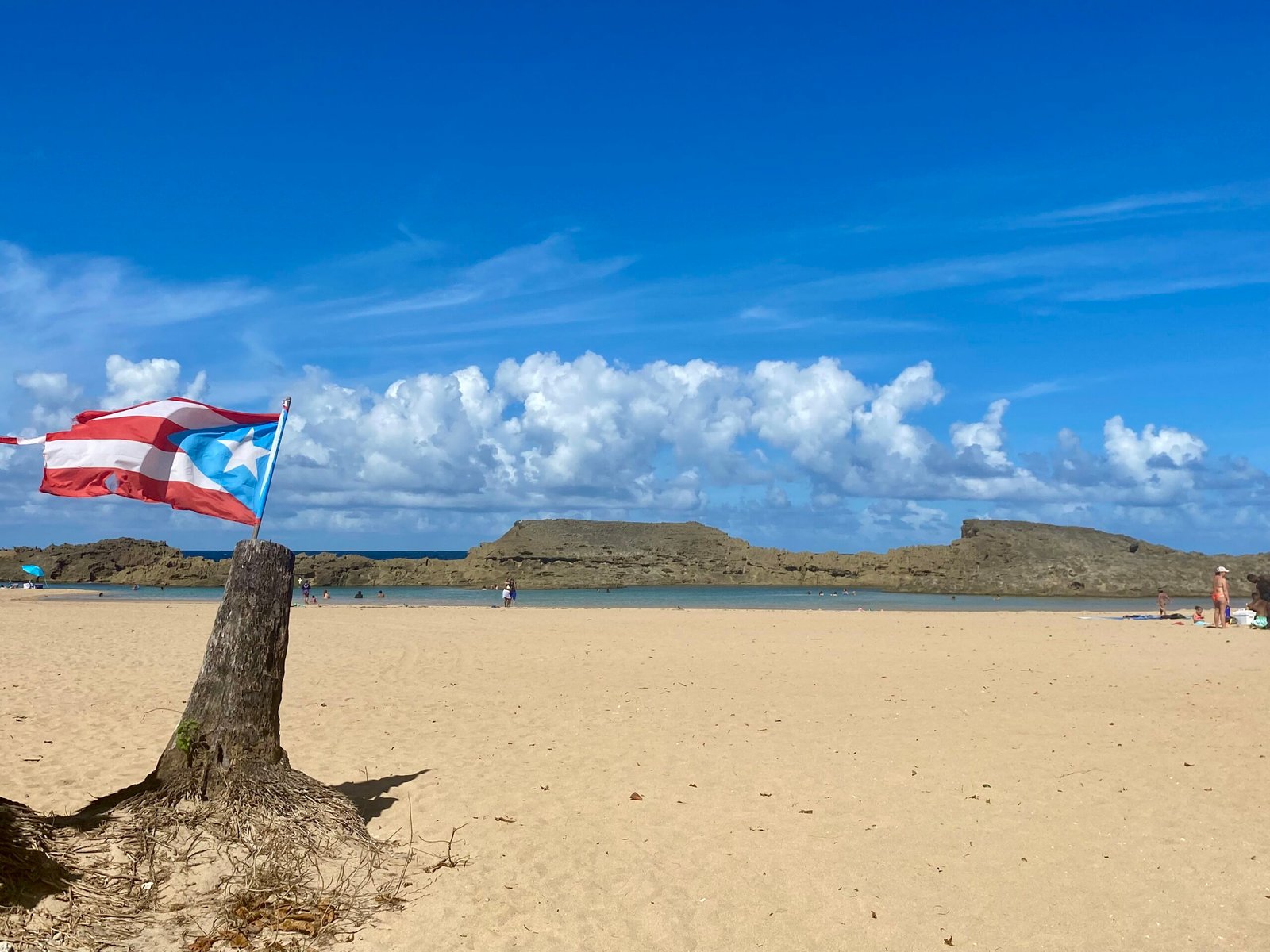 la bandera de puerto rico en la playa puerto nuevo en vega baja