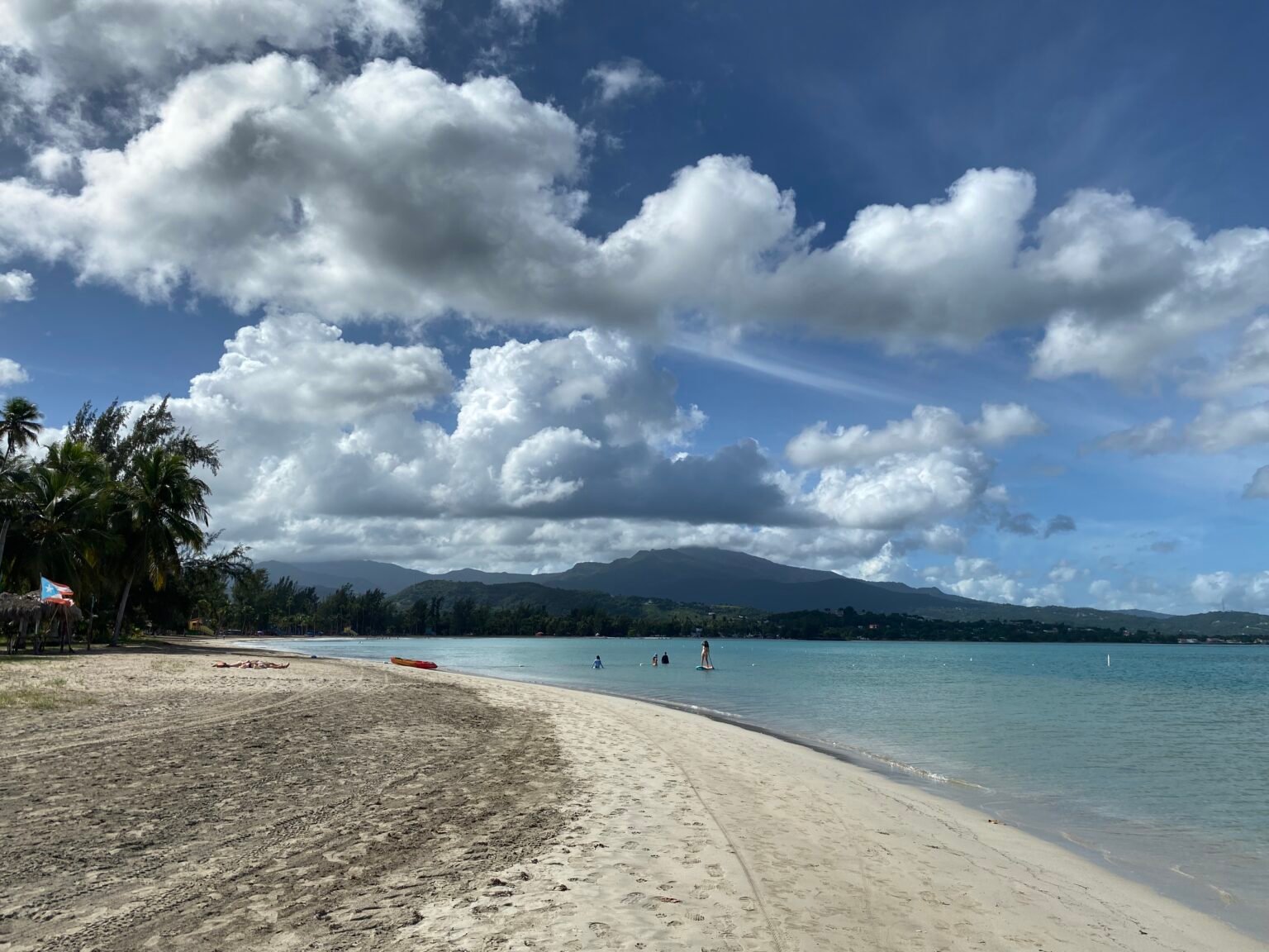 la playa monserrate de luquillo y el yunque en el fondo