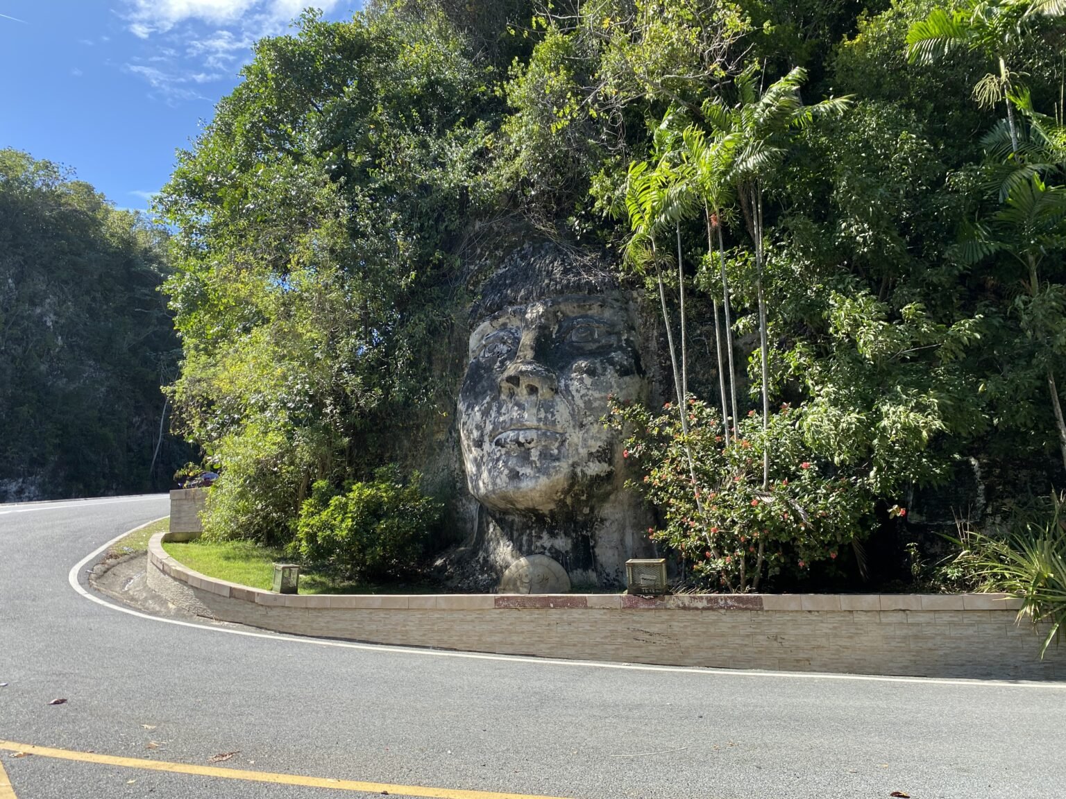 el rostro del cacique taíno Mabodamaca tallado en roca a la orilla de la carretera en el pueblo de Isabela, Puerto Rico.