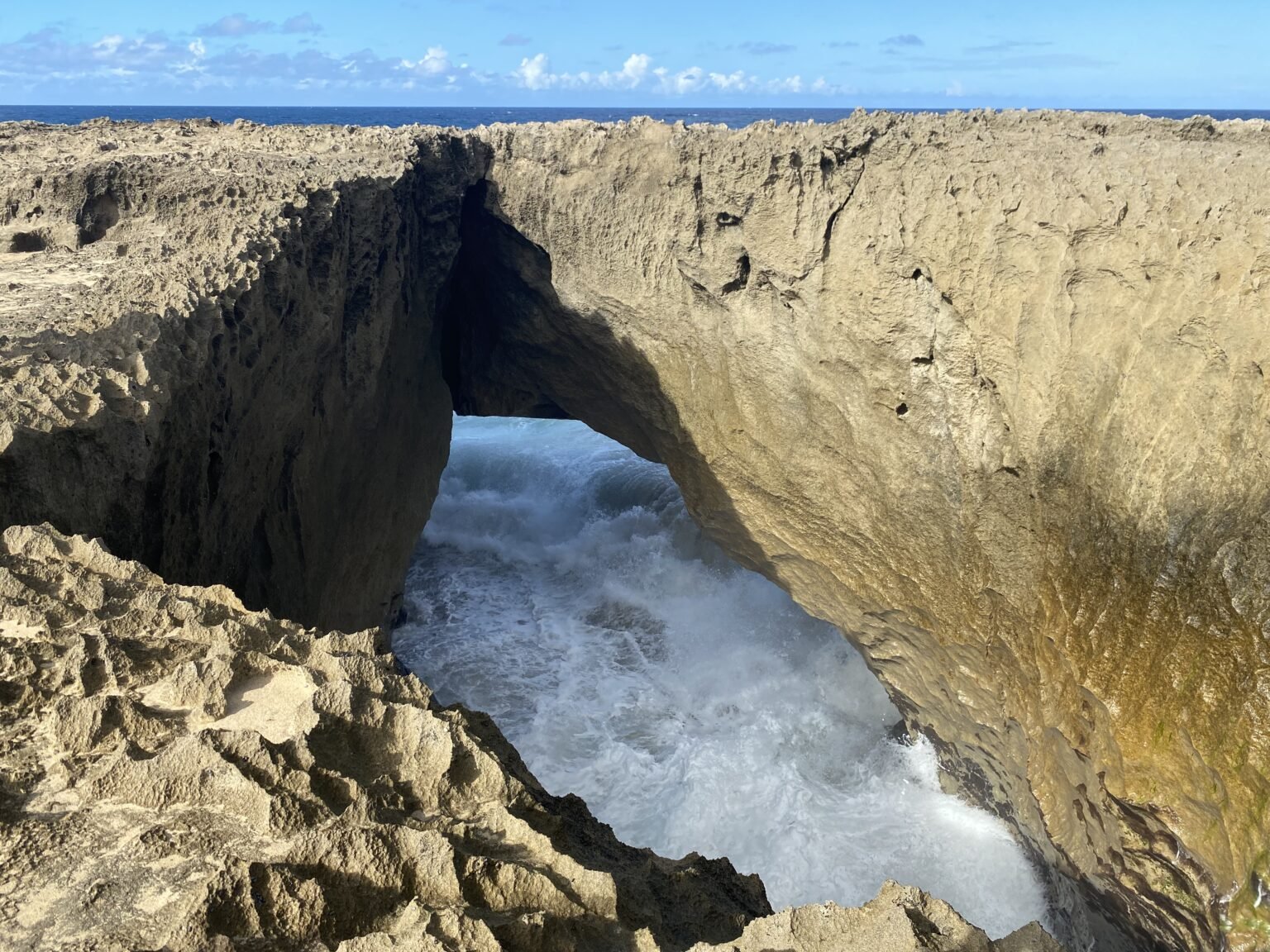 Cueva marina o sumidero que conecta con el Océano Atlántico y es conocida como el Pozo de Jacinto debido a una leyenda local.
