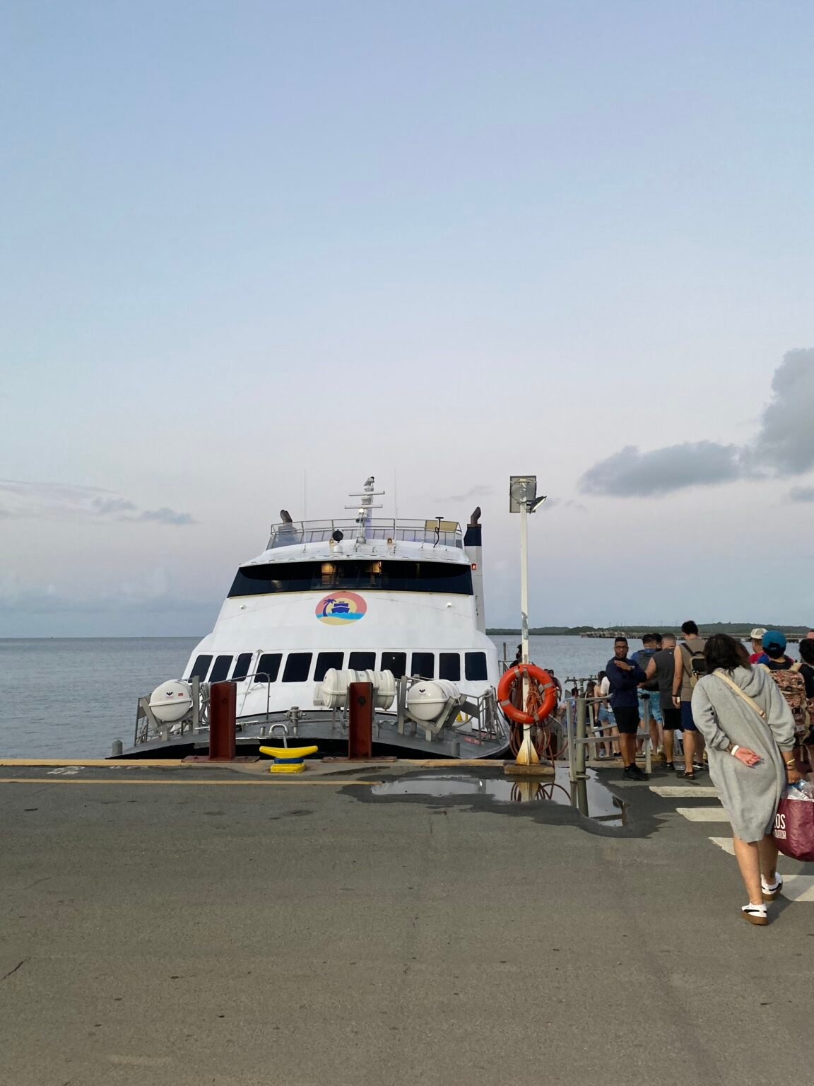 pasajeros abordando el ferry de Ceiba a Culebra