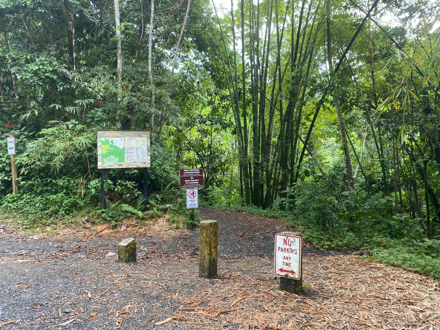 letreros en la entrada de la vereda angelito