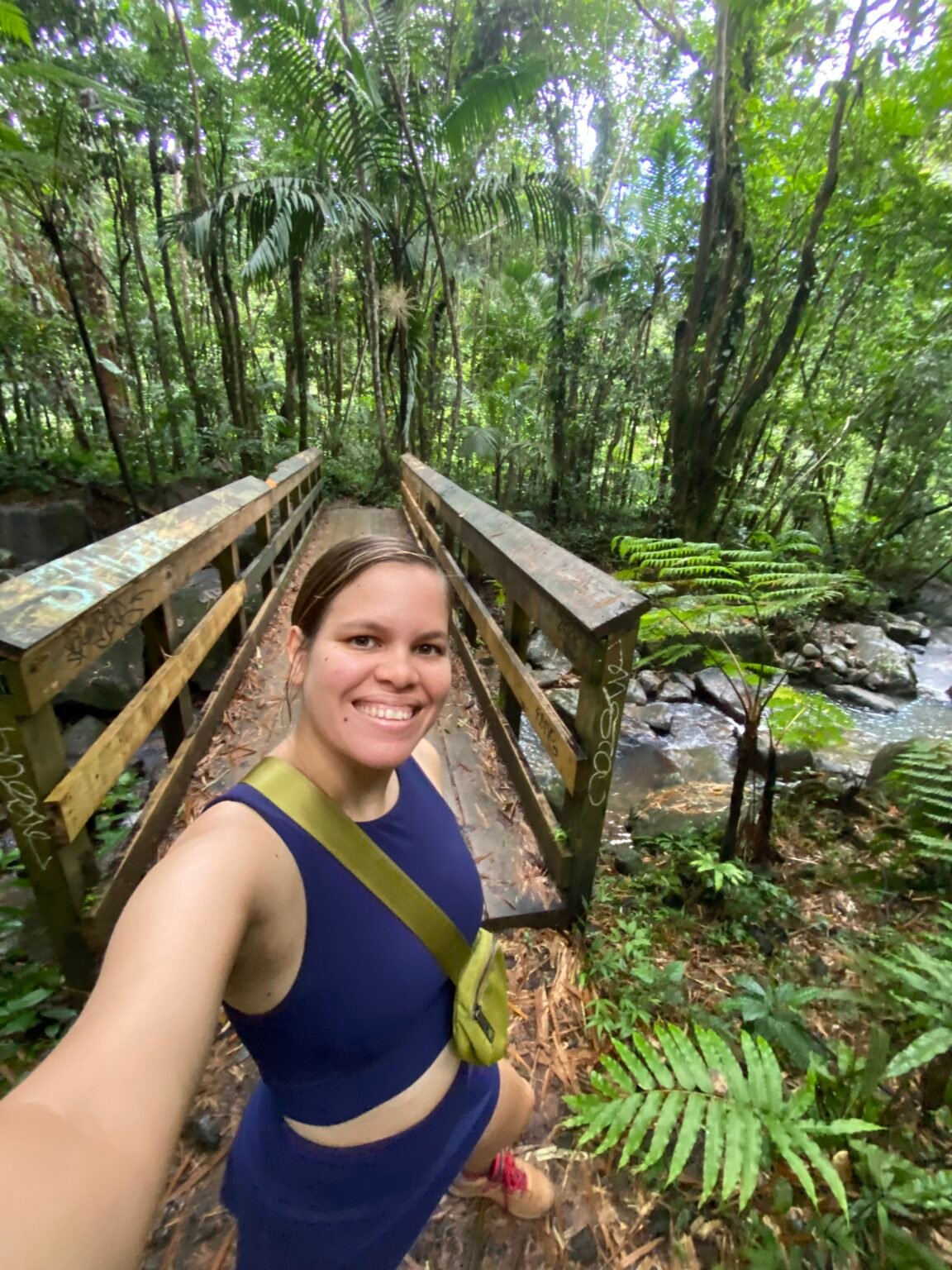 selfie de una mujer en el puente de la vereda angelito