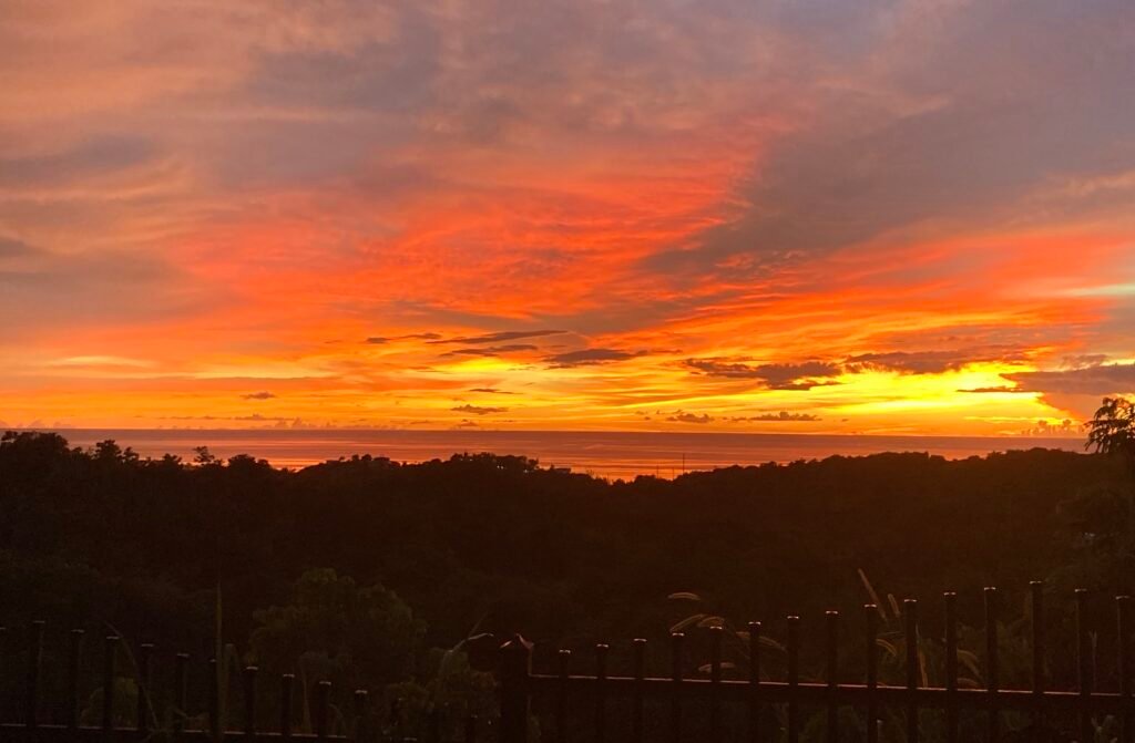 un hermoso atardecer en la costa oeste de Puerto Rico