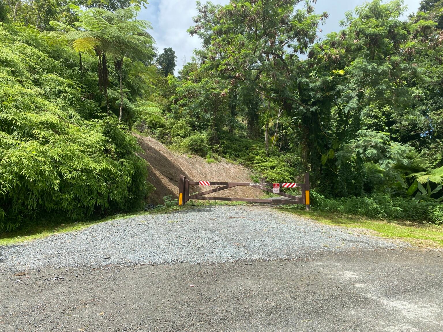 portón de color marrón en donde comienza la vereda Bisley