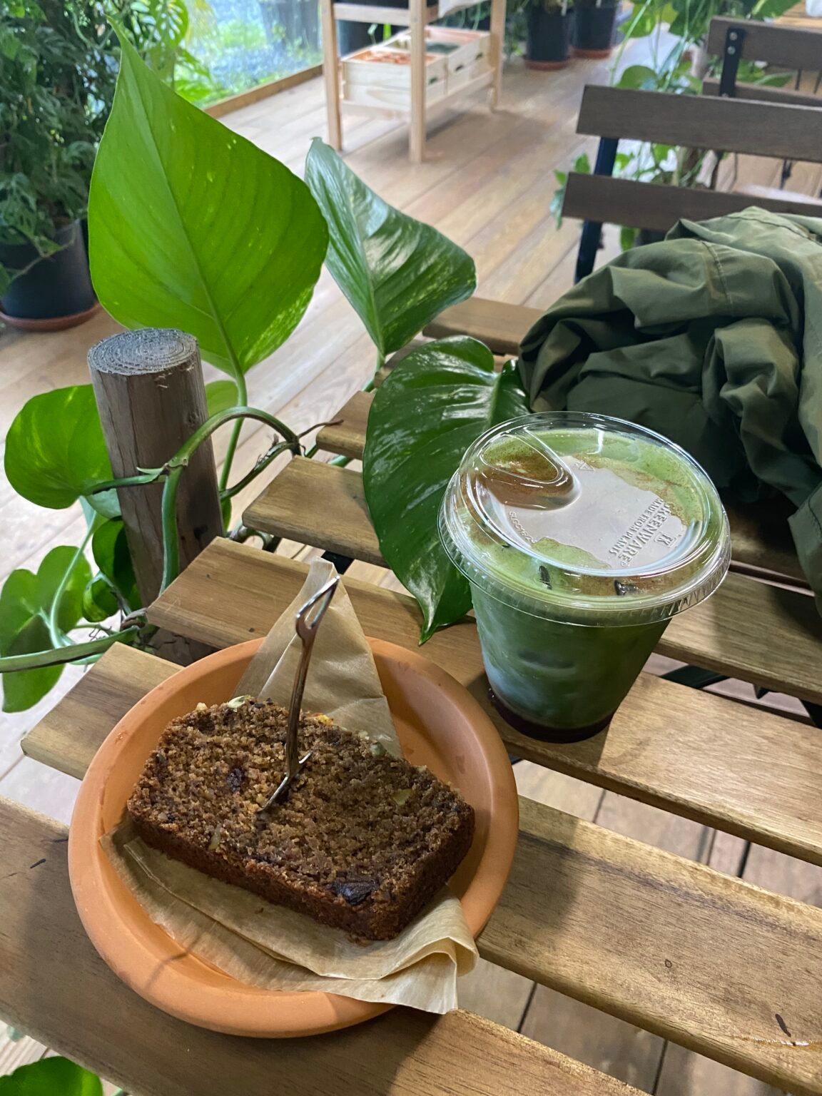 matcha y pedazo de pastel de banana en una mesa.