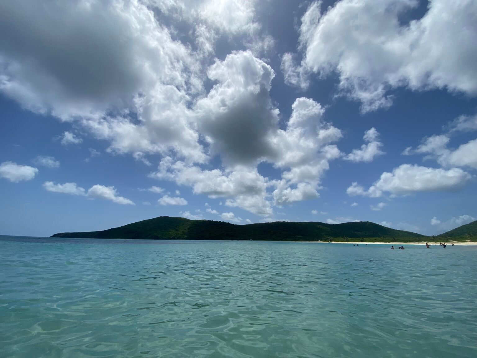 las aguas cristalinas de la playa flamenco en la isla-municipio de Culebra