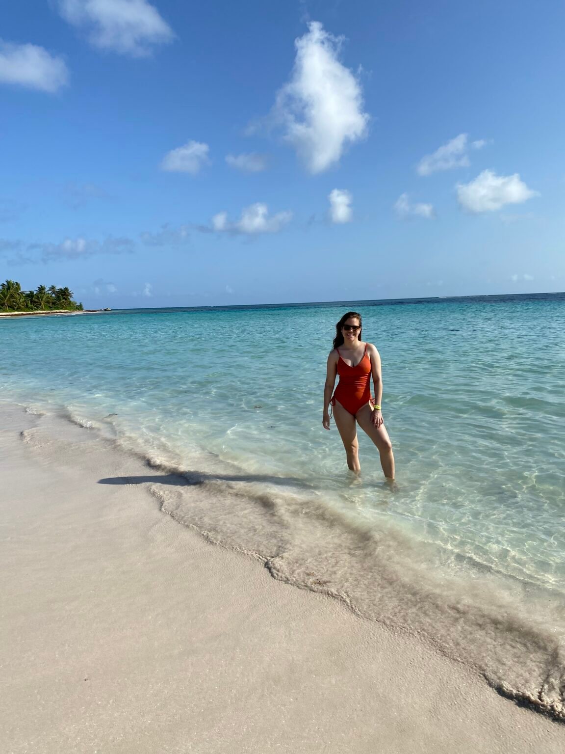 la mujer está posando para la foto a orillas de la Playa Flamenco en Culebra