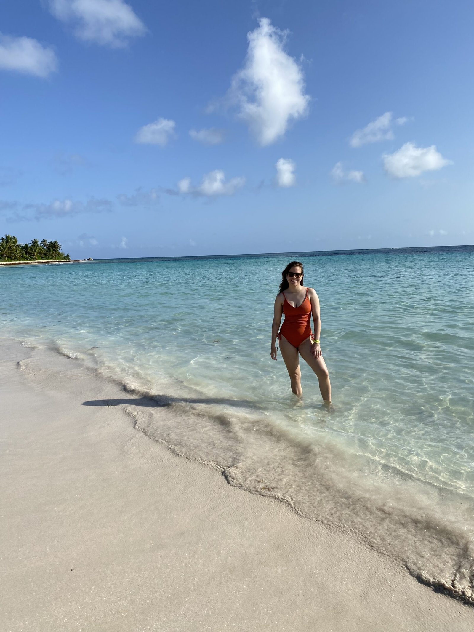 la mujer está posando para la foto a orillas de la Playa Flamenco en Culebra