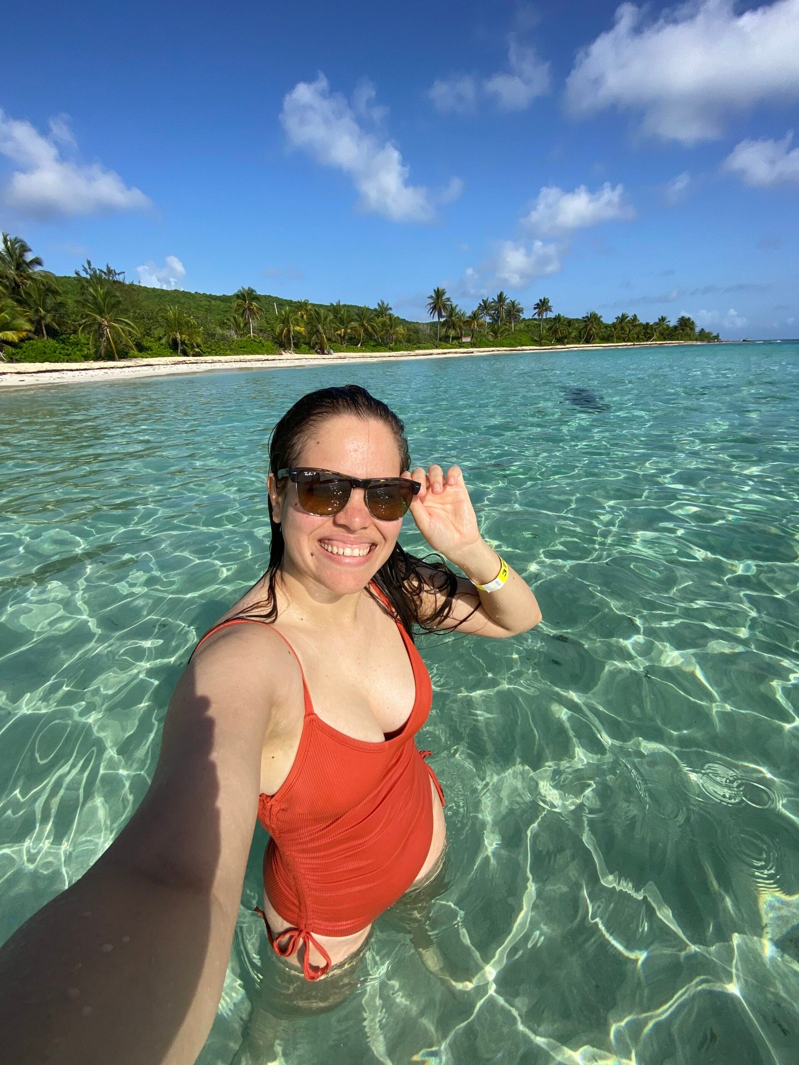 la mujer posa para una foto en las aguas cristalinas de Playa Flamenco