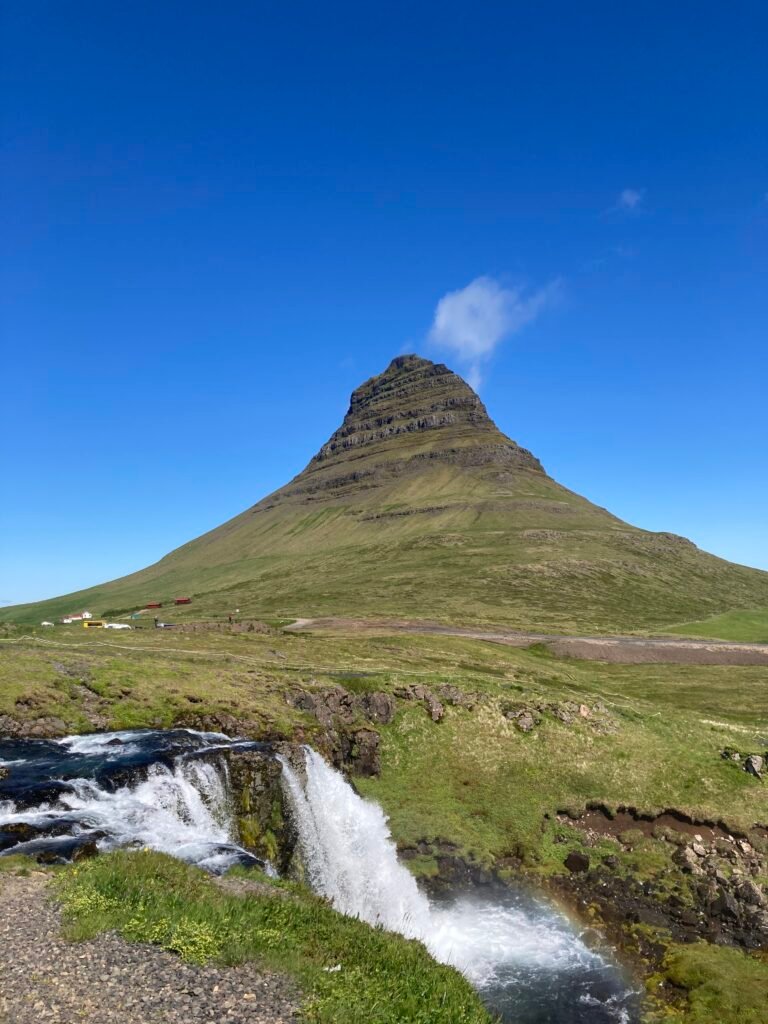 la montaña Kirkjufell y su cascada