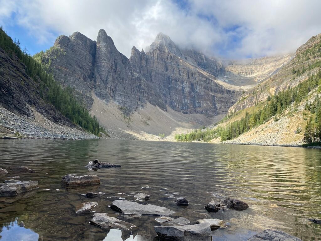 montañas rocosas de Canadá y el lago Agnes