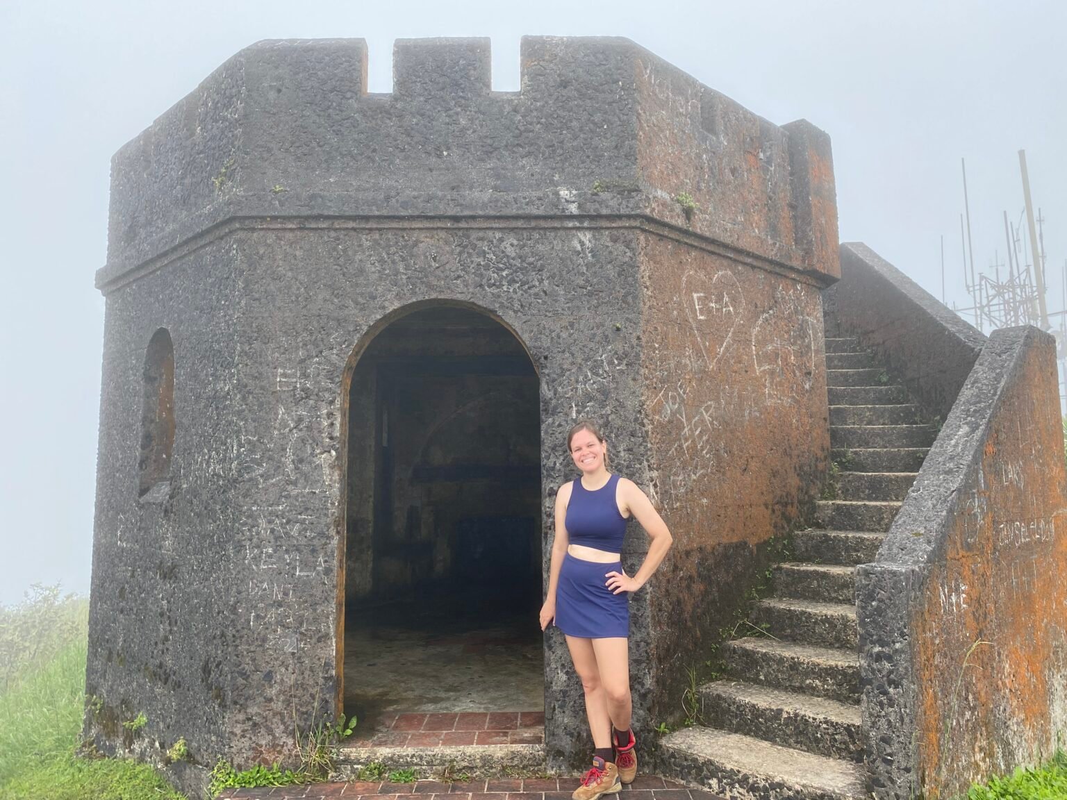 la mujer está de pie frente a la torre de pico el yunque