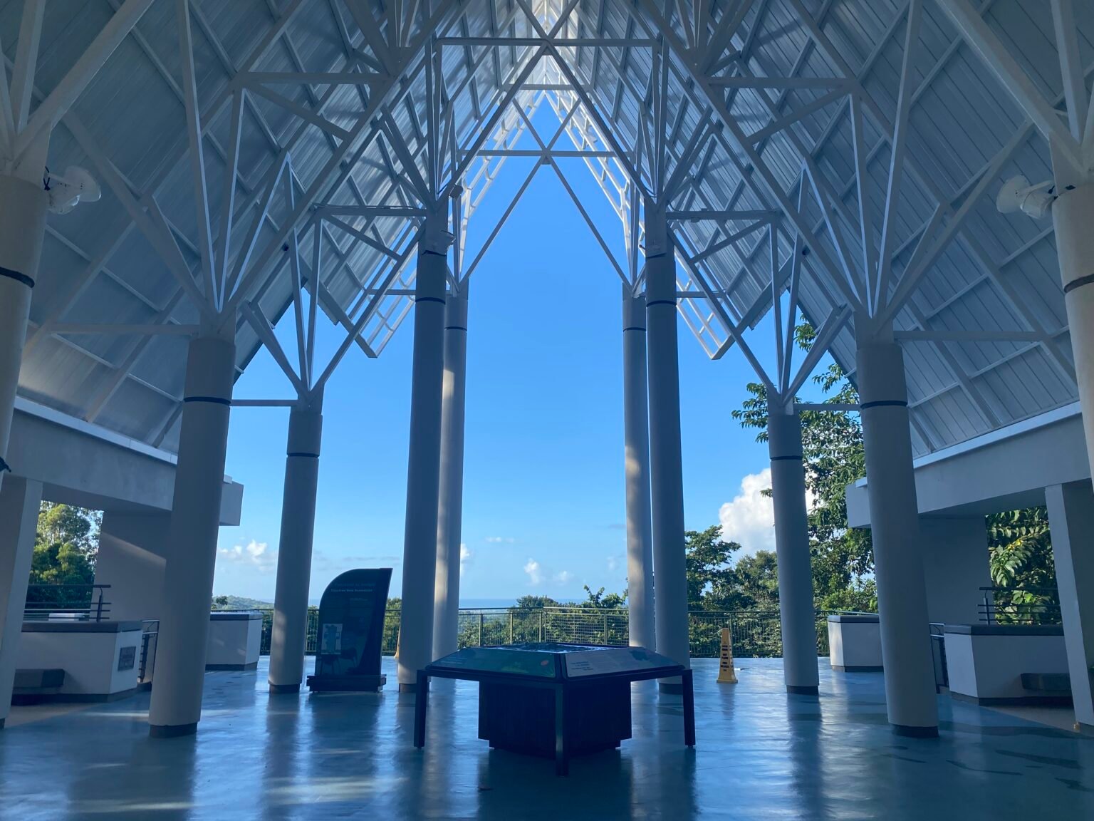 el portal de el yunque y una vista hacia la costa 