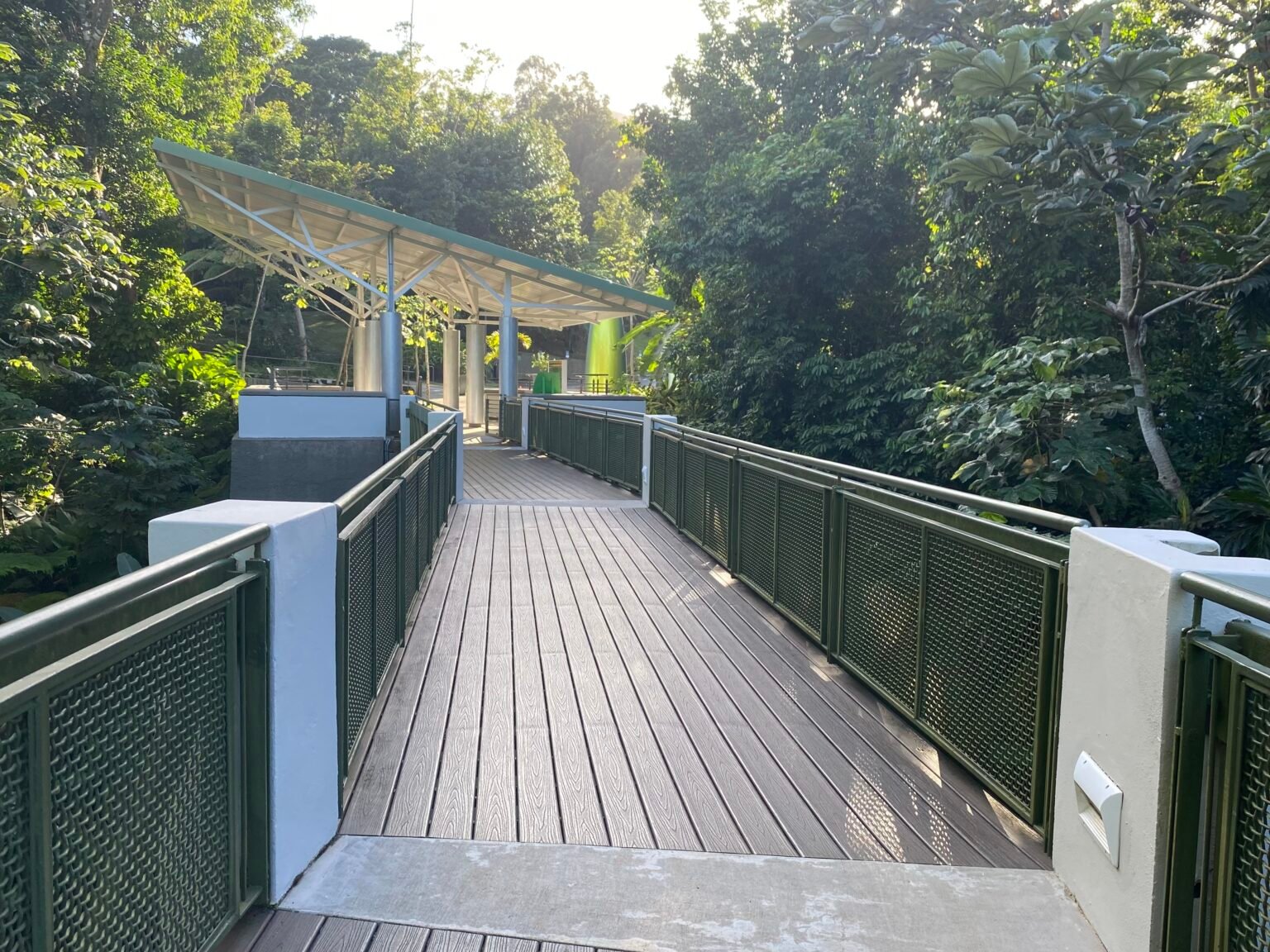 entrada y puente del centro de visitantes