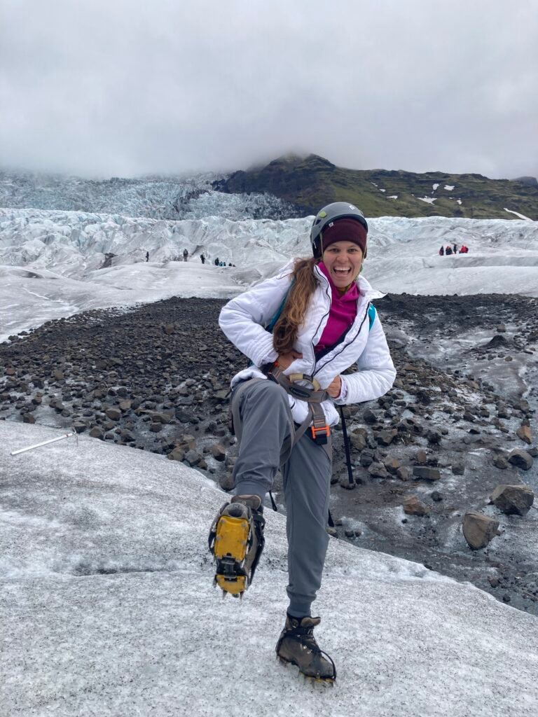mujer en el glaciar Vatnajökull en Islandia, rodeada de hielo y roca