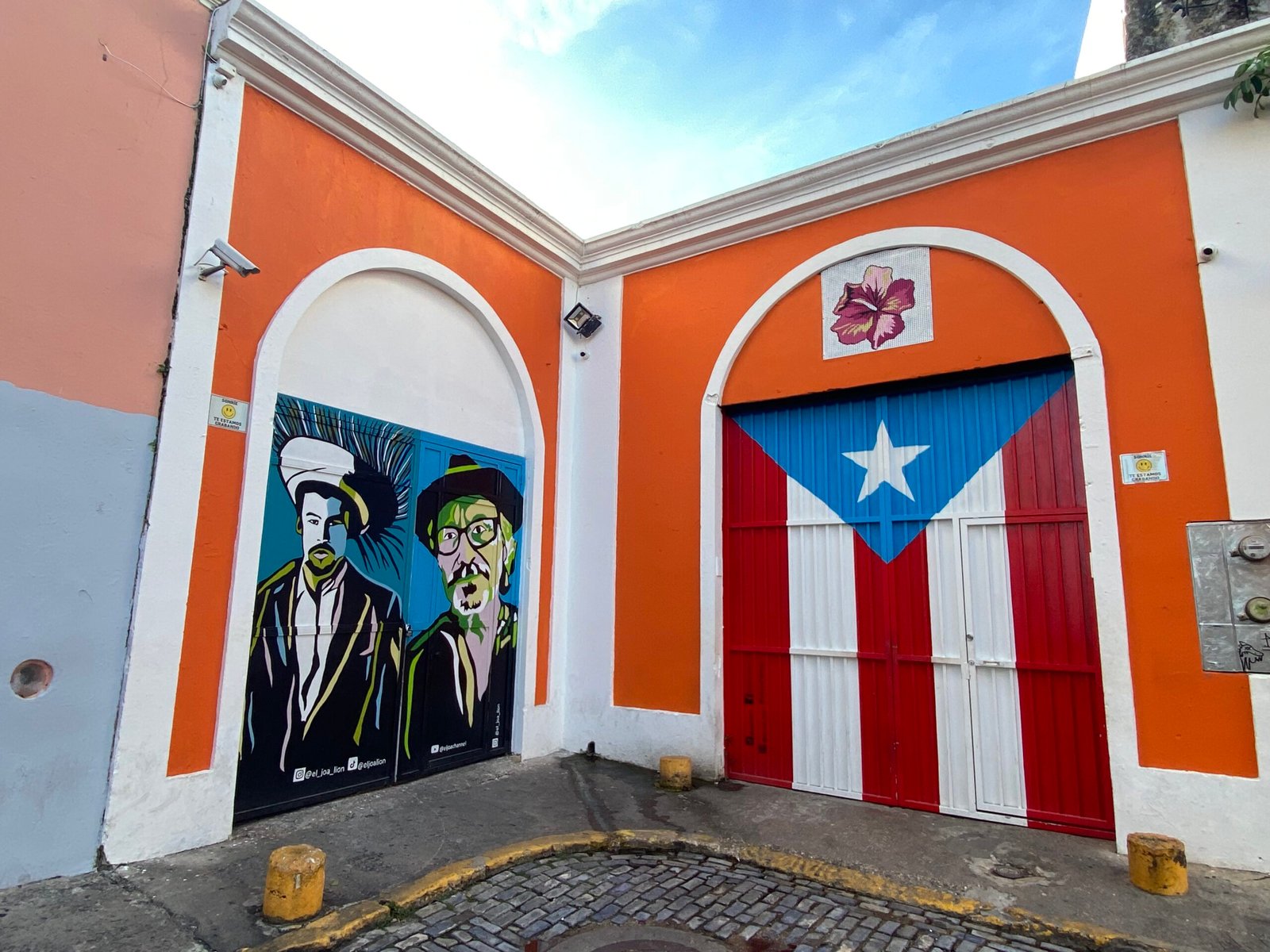 A la izquierda, un mural de Bad Bunny y Elizam Escobar; a la derecha, un mural de la bandera de Puerto Rico en la Calle Imperial, en el Viejo San Juan.