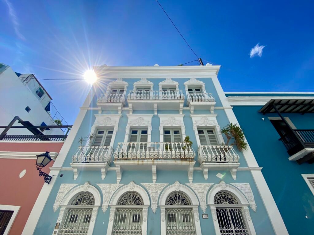 casa típica del Viejo San Juan de color azul claro y blanco 