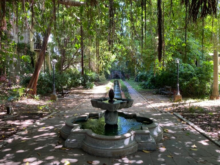 fuente y jardines del museo casablanca