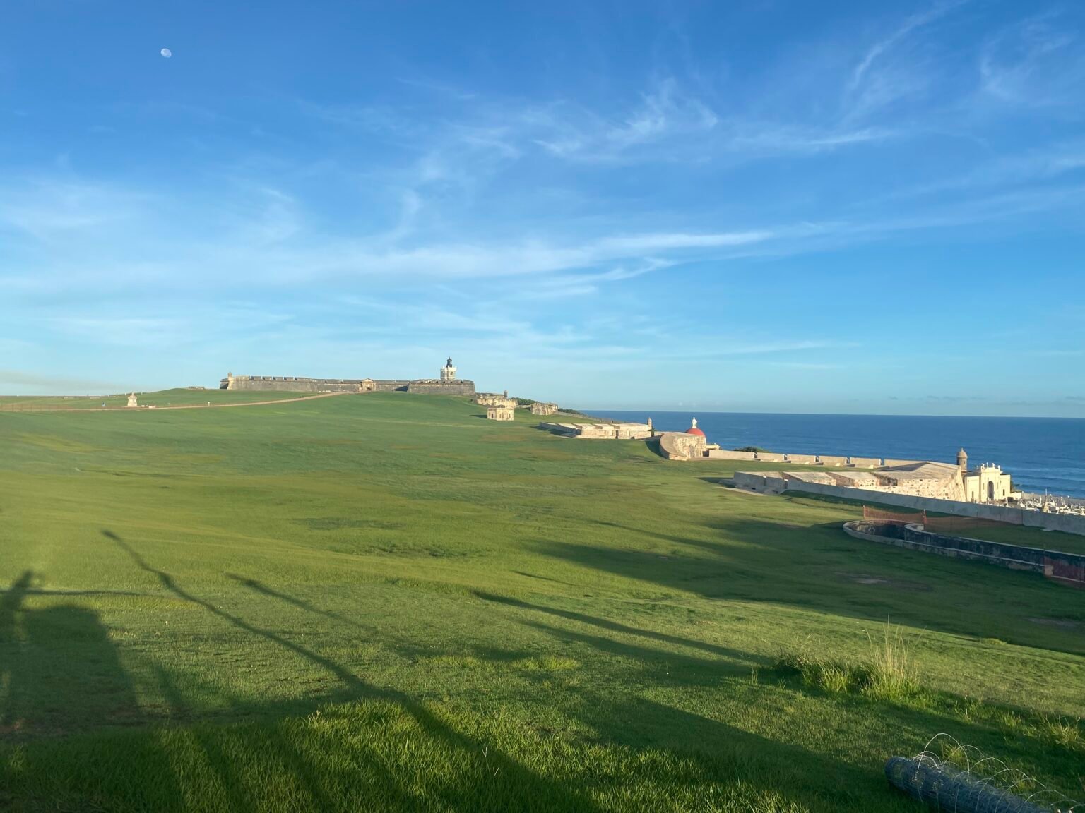 el patio verde del morro y el castillo en el fondo junto con el mar