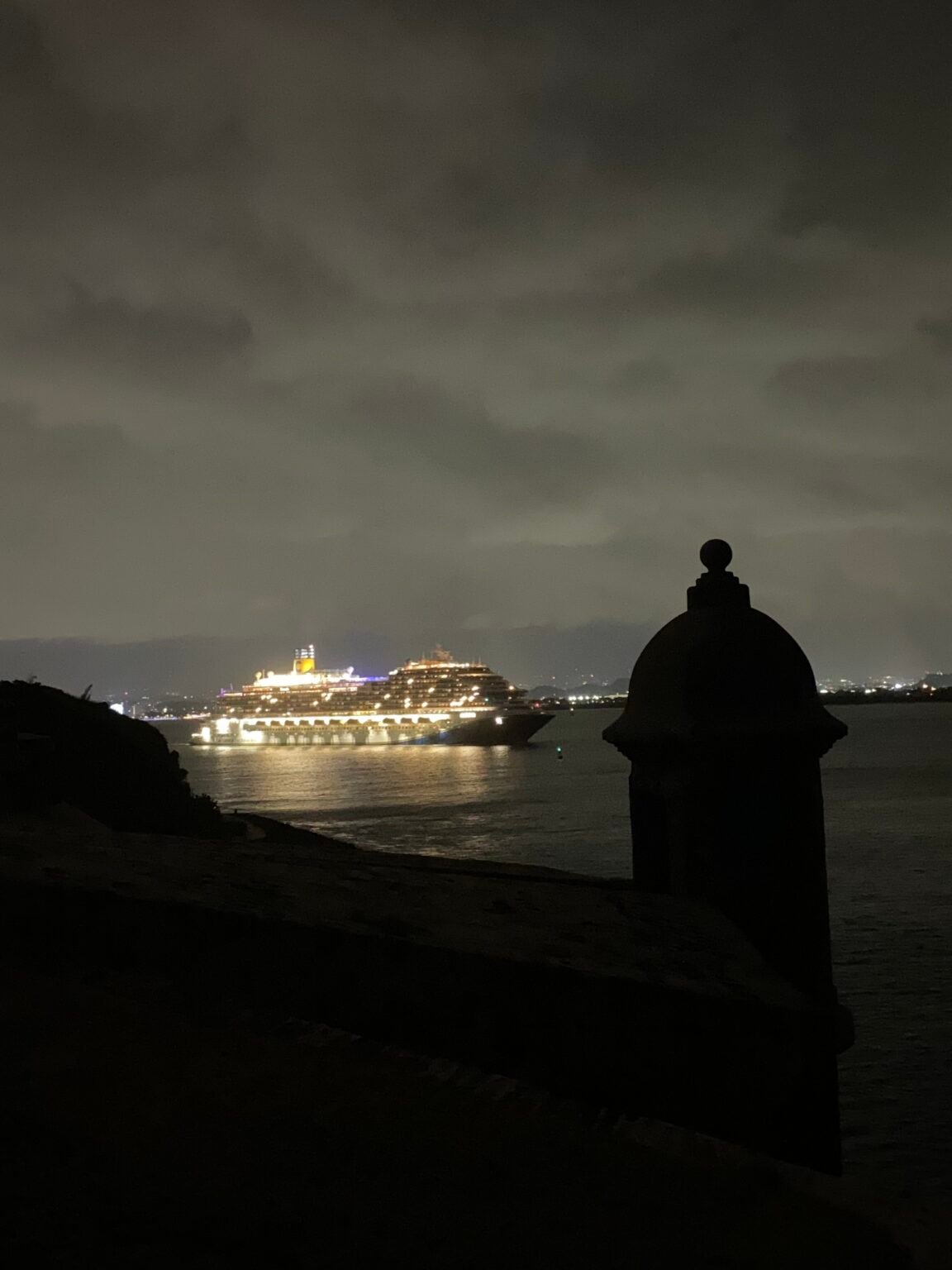 una garita y un crucero en el Viejo San Juan de noche