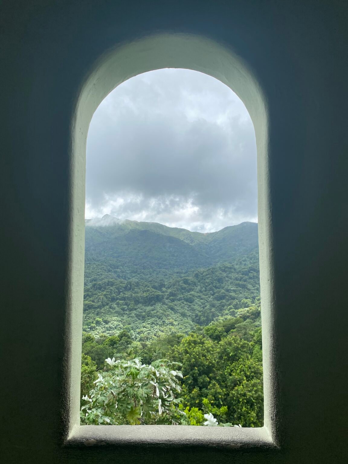 vista hacia los picos de El Yunque desde el interior de la Torre Yokahu