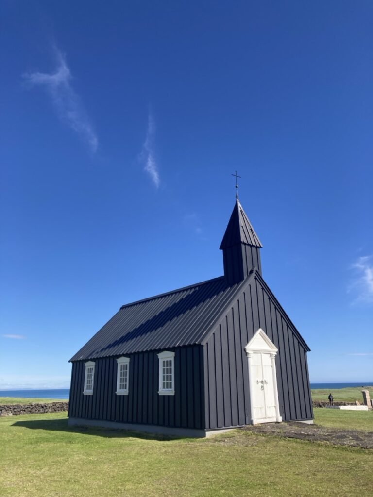 iglesia islandesa de color negro