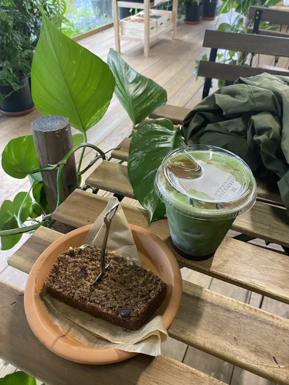 matcha y pedazo de pastel de banana en una mesa.
