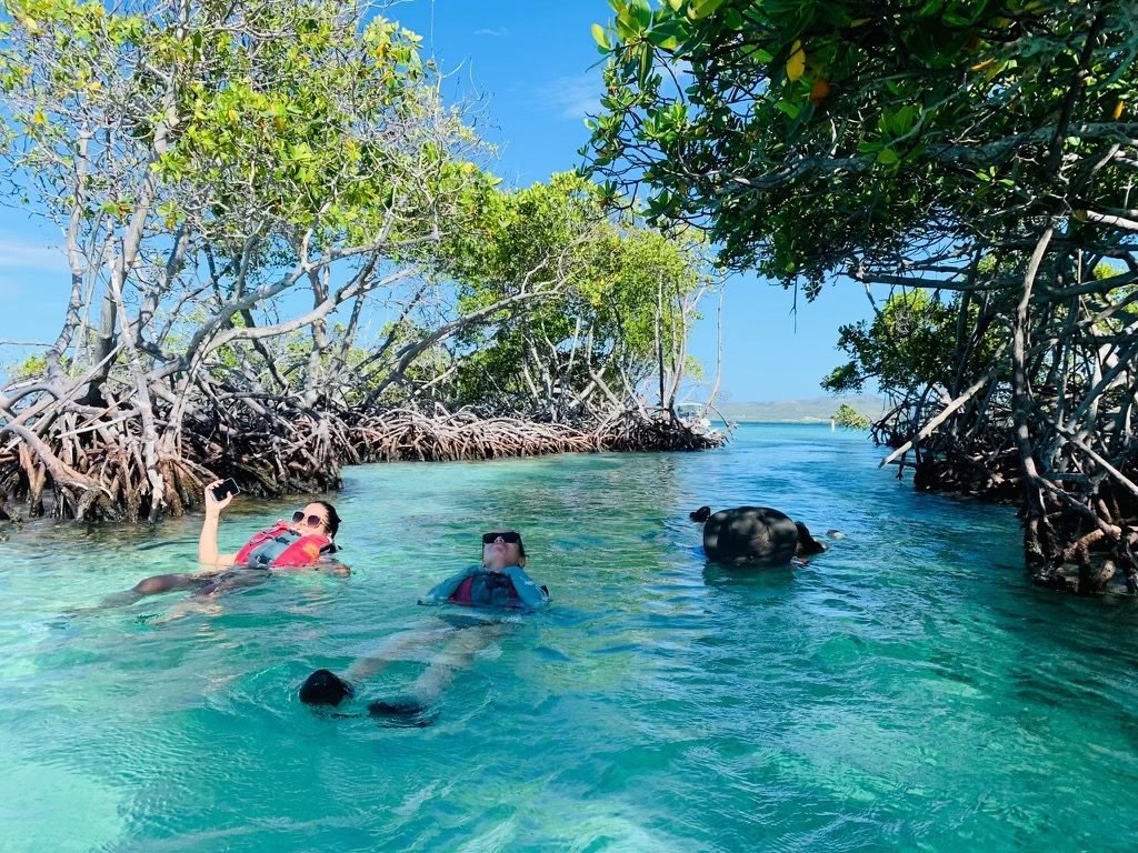 tres personas flotando disfrutando del agua en cayo caracoles