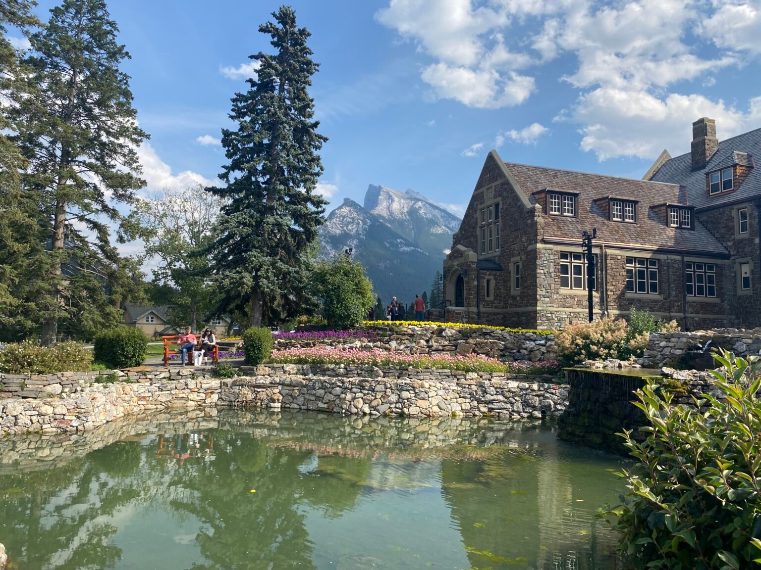 edificio de piedra en los jardines cascades del pueblo de Banff, Canada