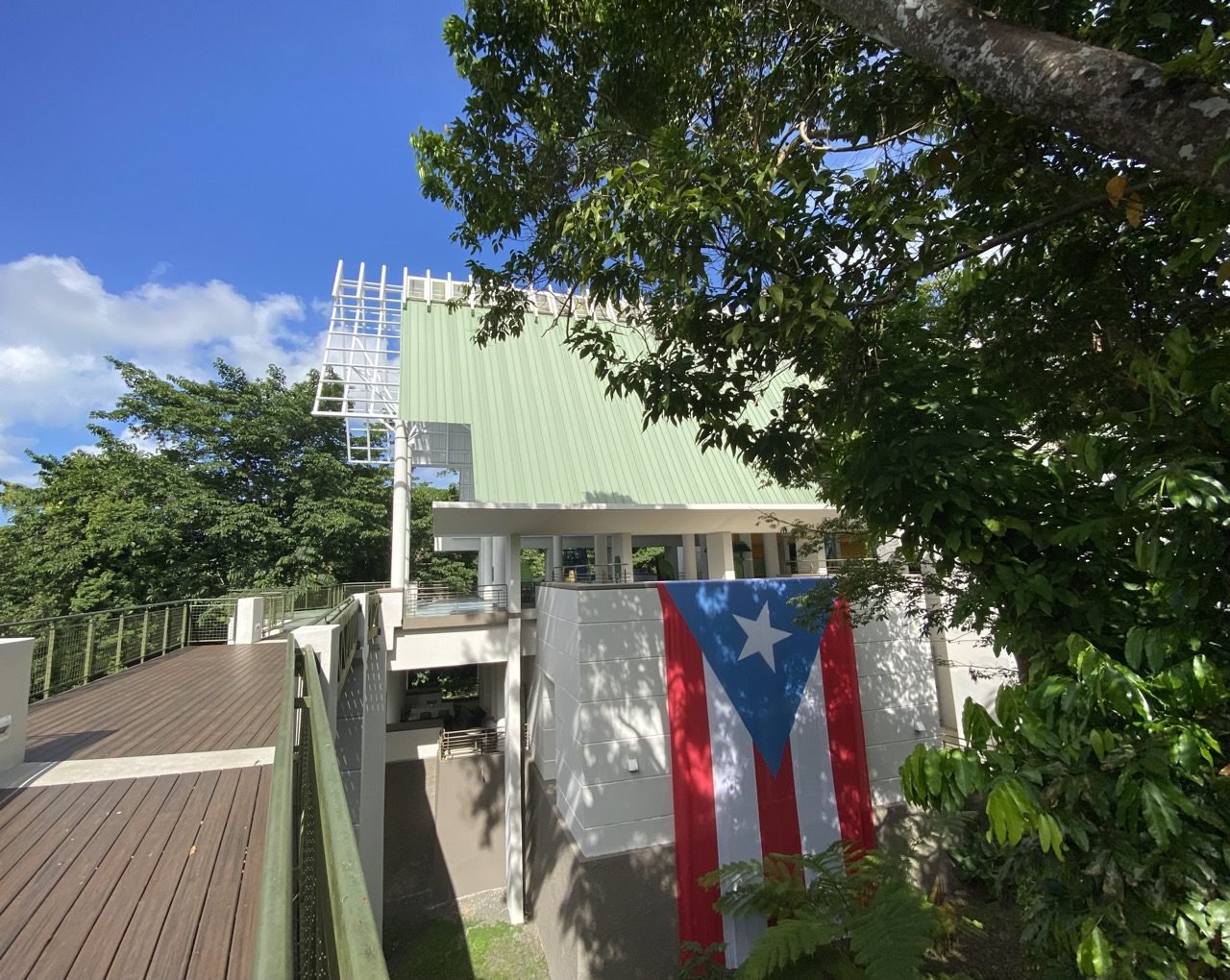 entrada hacia El Portal de El Yunque, centro de visitantes donde tienen la bandera de Puerto Rico