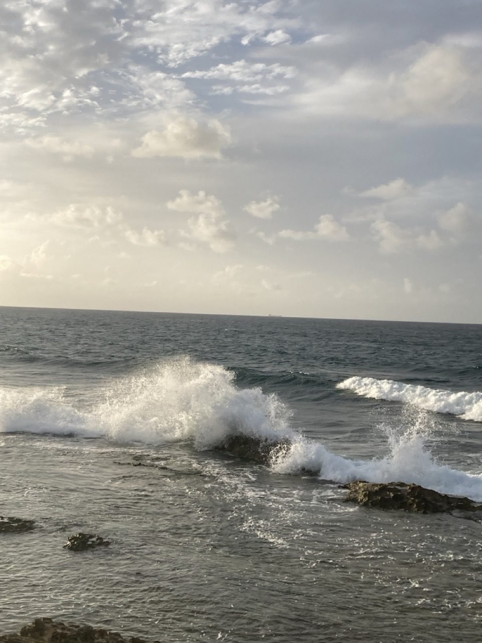 el oleaje en playa escambron