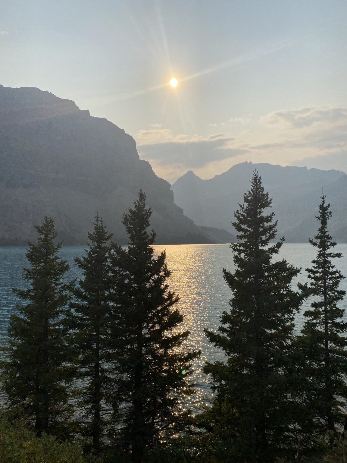un hermoso atardecer desde el lago bow en Banff Canada