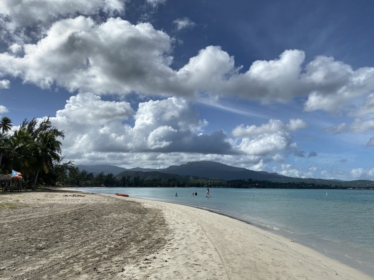 la playa monserrate de luquillo y el yunque en el fondo