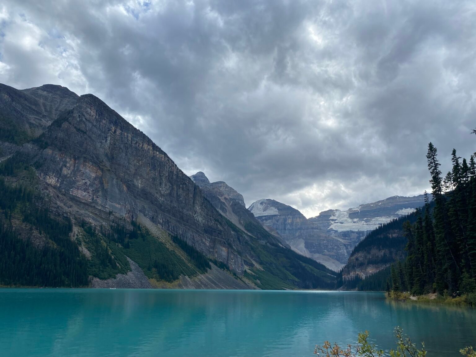 el lago louise y sus montañas