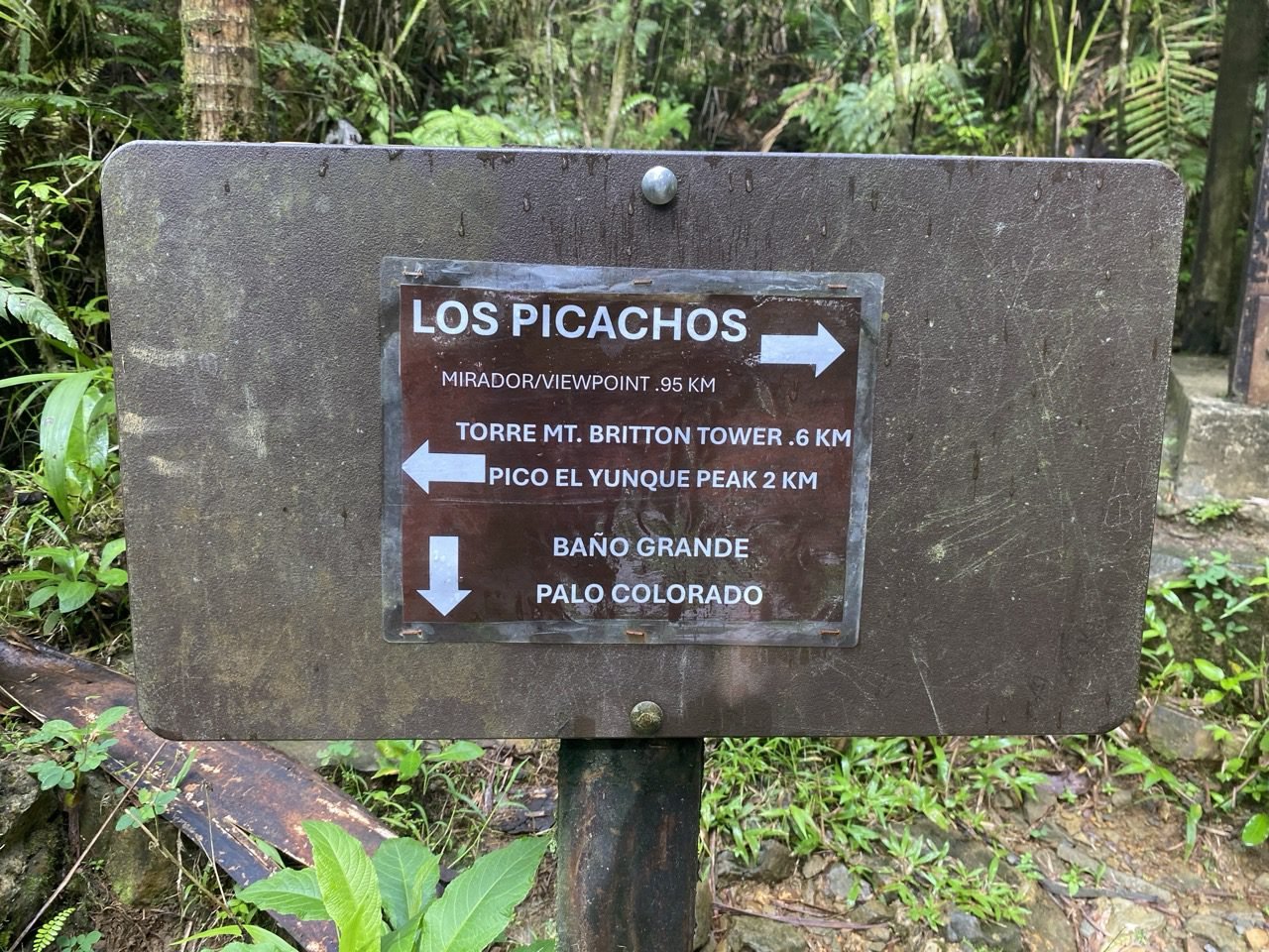 letrero que indica las direcciones hacia los picachos, la torre britton y pico el yunque