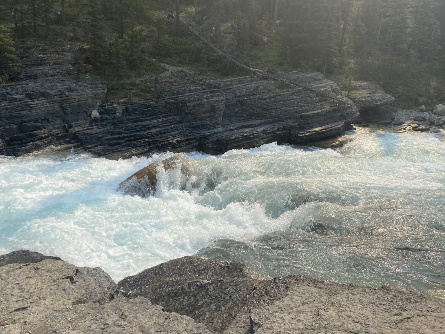 el agua y las rocas del cañon mistaya en el parque nacional de banff, canadá