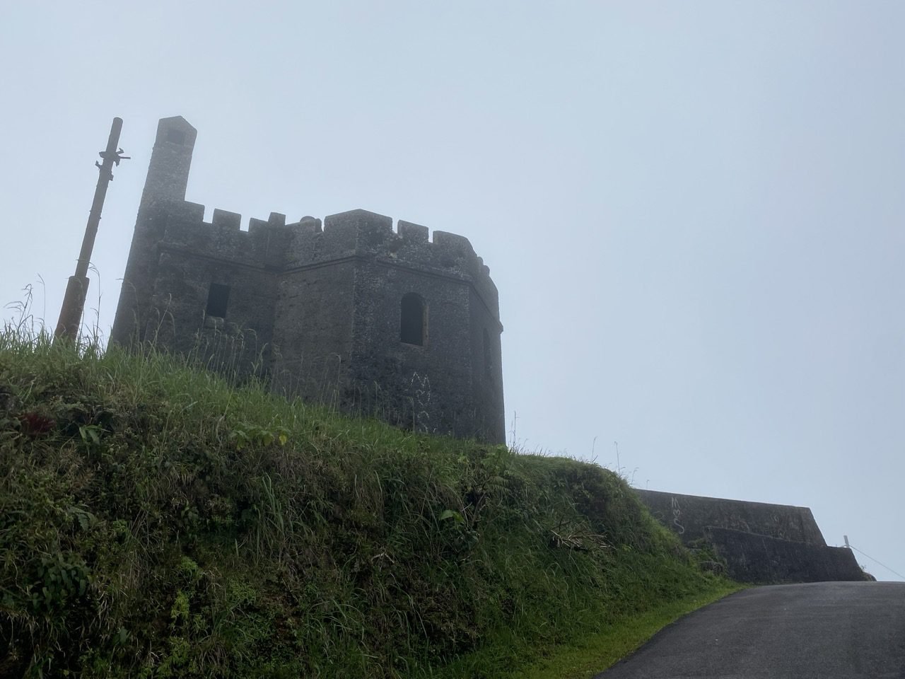 la torre de pico el yunque y la neblina