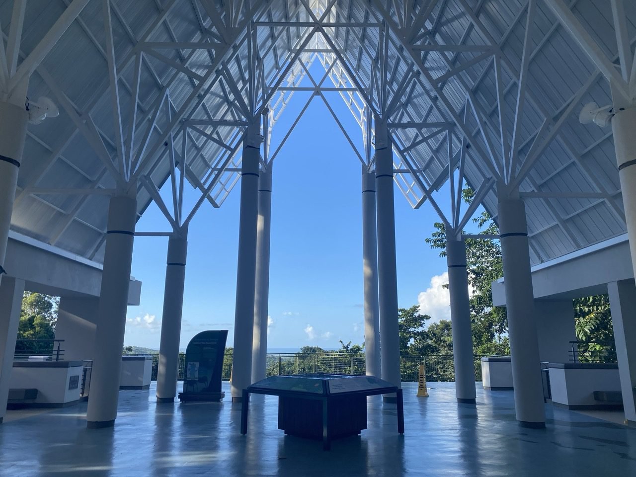 el portal de el yunque y una vista hacia la costa