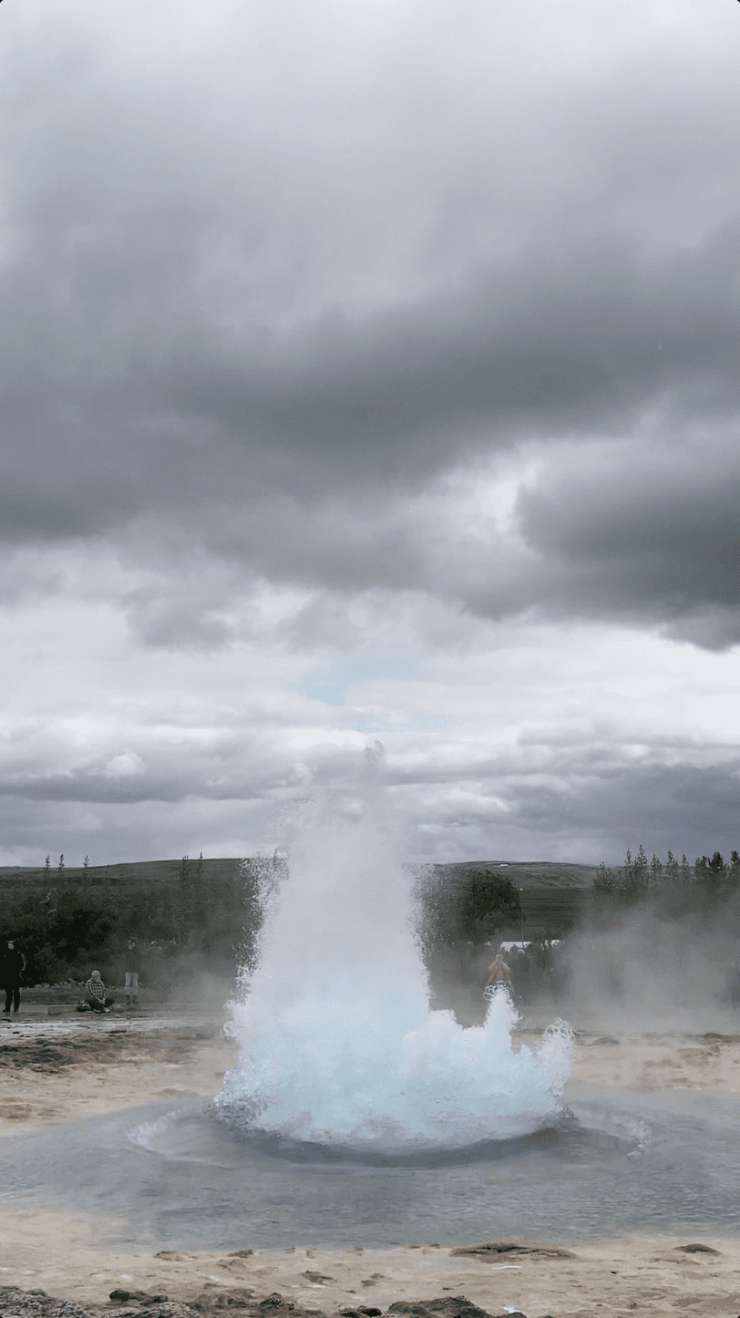 el geyser strokkur en una de sus muchas erupciones