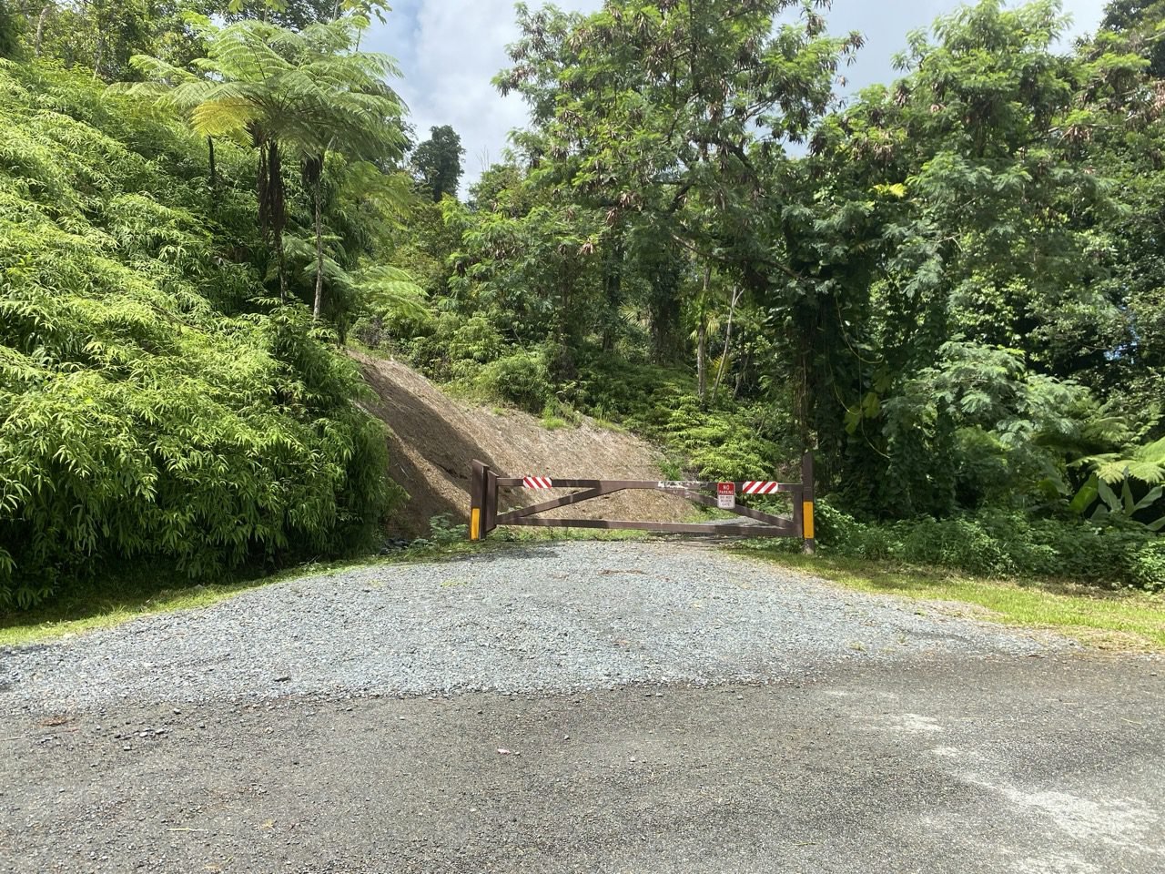 portón de color marrón en donde te estacionas para comenzar la vereda Bisley