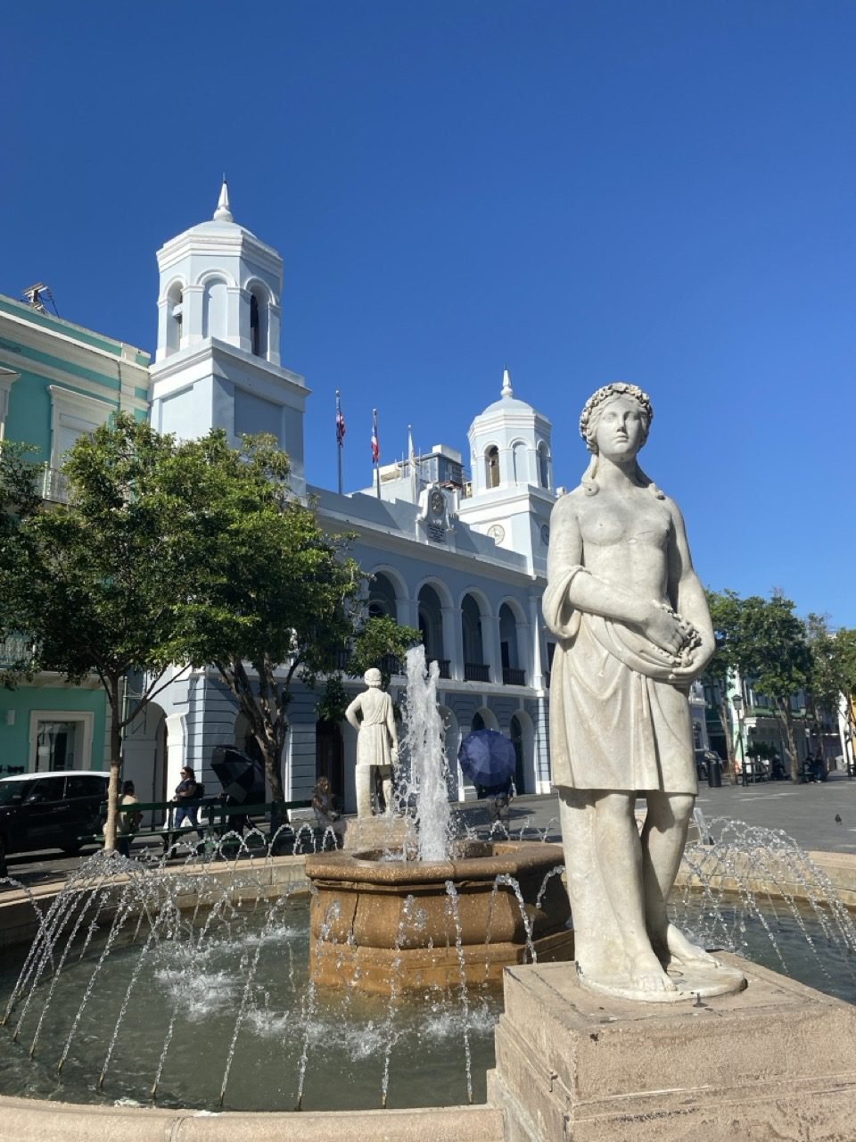 estatua en la Plaza de Armas y la alcaldía de San Juan