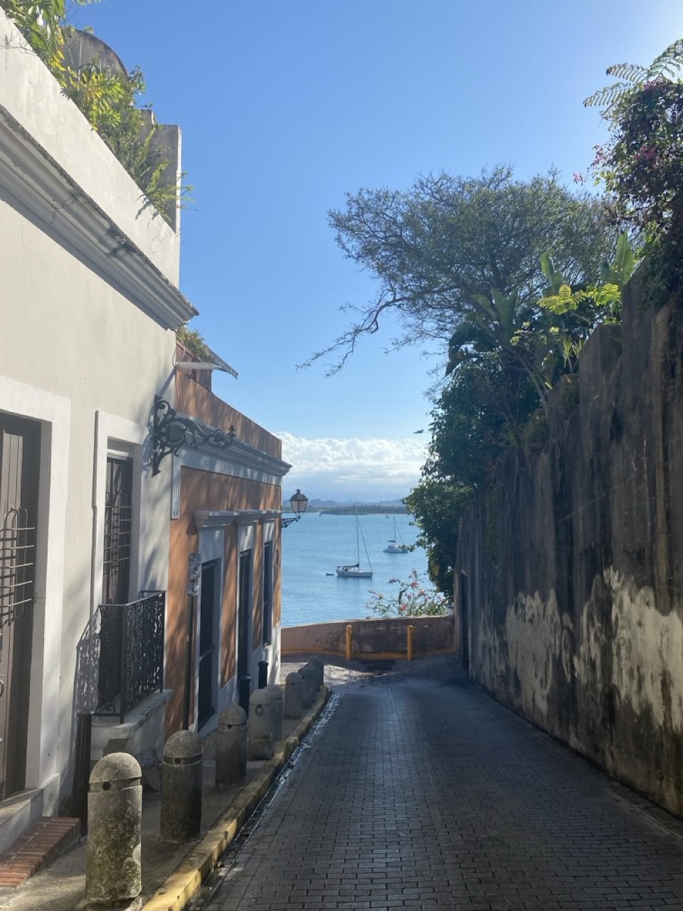 calle en el viejo san juan con el mar en el fondo