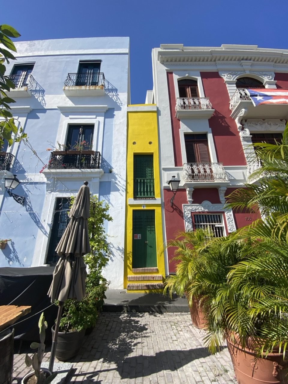 Hay tres edificios históricos en el Viejo San Juan. El del centro es de color amarillo y conocido como La Casa Estrecha.