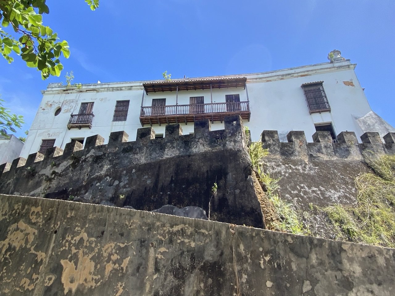 edificio de color blanco conocido como el Museo Casablanca y parte de la muralla del Viejo San Juan