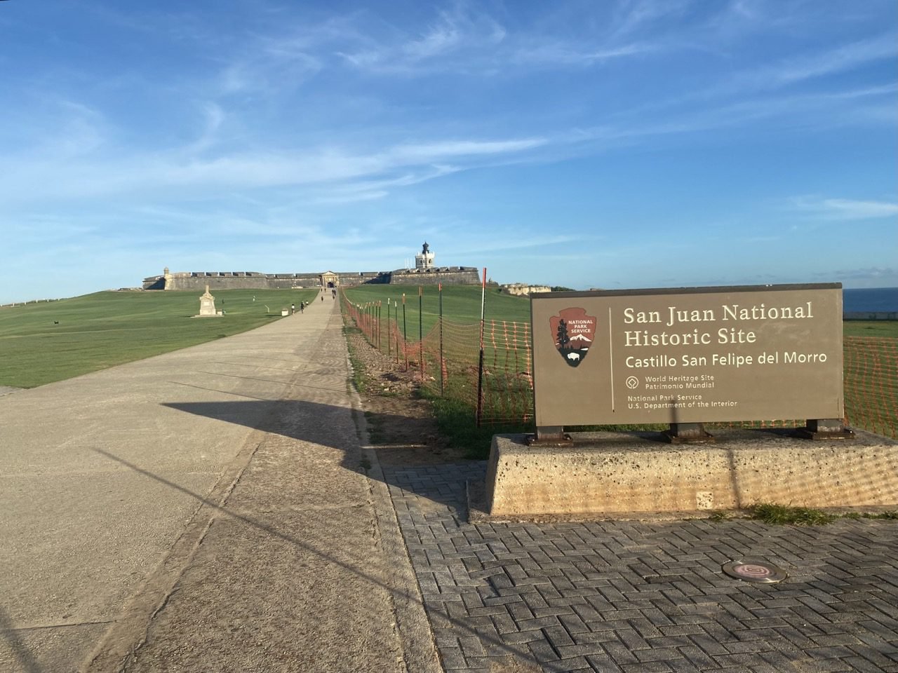 letrero del Castillo San Felipe del Morro junto con el paseo y el castillo en el fondo