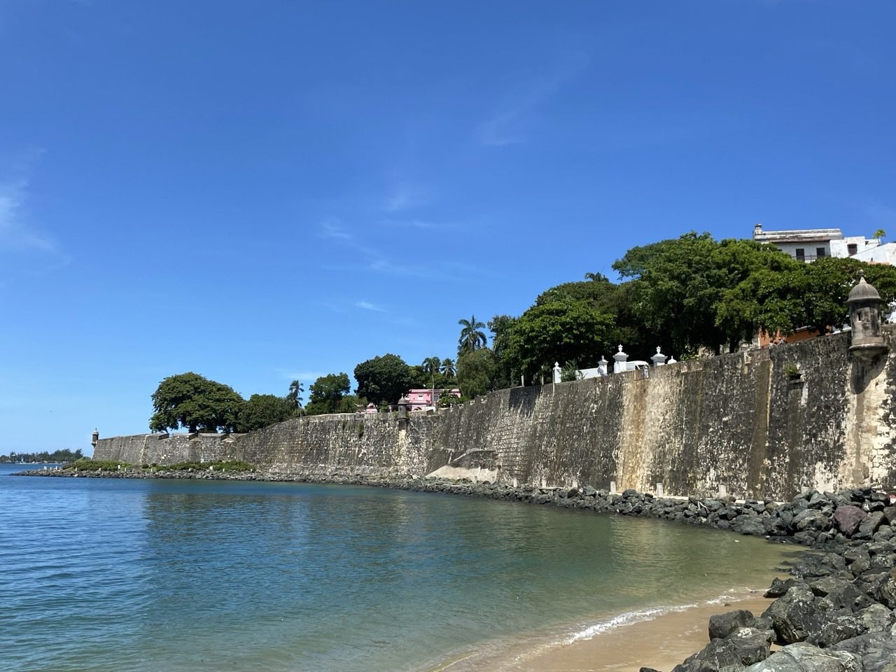 la muralla del viejo san juan y el mar